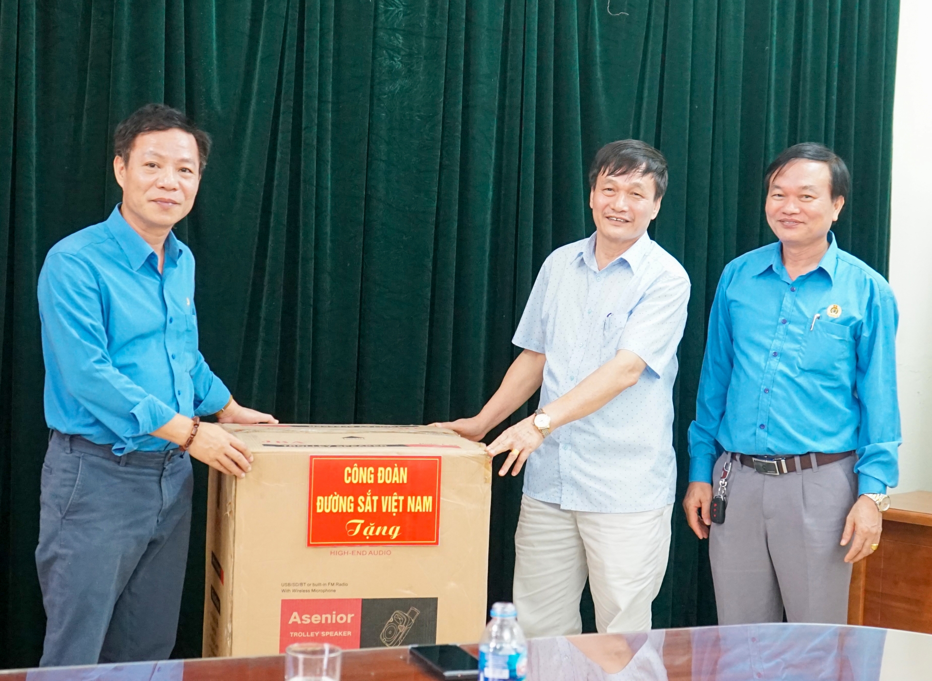 Công đoàn Đường sắt Việt Nam trao túi "an sinh công đoàn cho NLĐ khu vực Thanh Hóa, Nghệ An Công đoàn Đường sắt Việt Nam trao túi "an sinh công đoàn cho NLĐ khu vực Thanh Hóa, Nghệ An