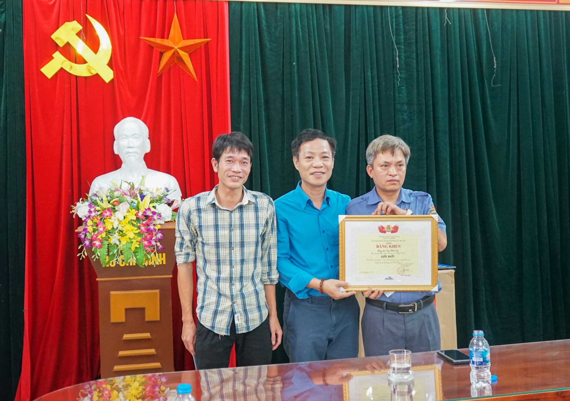 Công đoàn Đường sắt Việt Nam trao túi "an sinh công đoàn cho NLĐ khu vực Thanh Hóa, Nghệ An Công đoàn Đường sắt Việt Nam trao túi "an sinh công đoàn cho NLĐ khu vực Thanh Hóa, Nghệ An