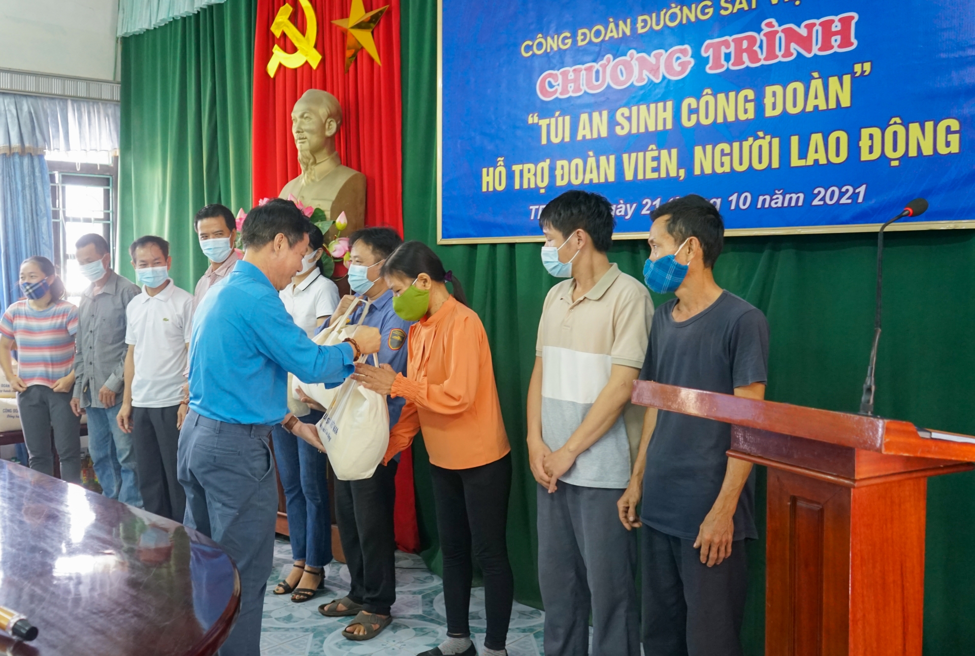 Công đoàn Đường sắt Việt Nam trao túi "An sinh Công đoàn" cho NLĐ khu vực Nghệ An Công đoàn Đường sắt Việt Nam trao túi "An sinh Công đoàn" cho NLĐ khu vực Nghệ An