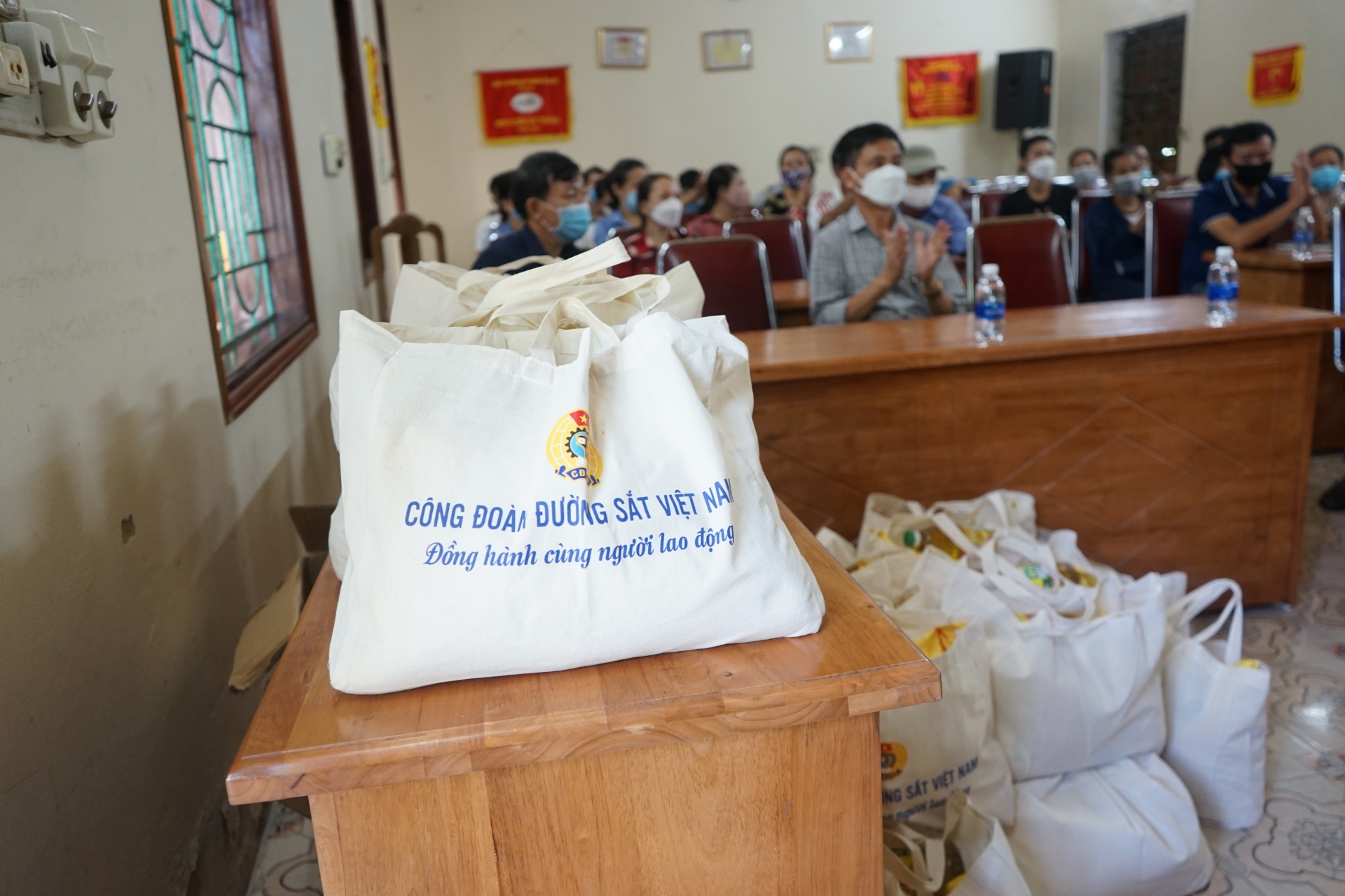 Công đoàn Đường sắt Việt Nam trao túi "An sinh Công đoàn" cho NLĐ khu vực Nghệ An Công đoàn Đường sắt Việt Nam trao túi "An sinh Công đoàn" cho NLĐ khu vực Nghệ An