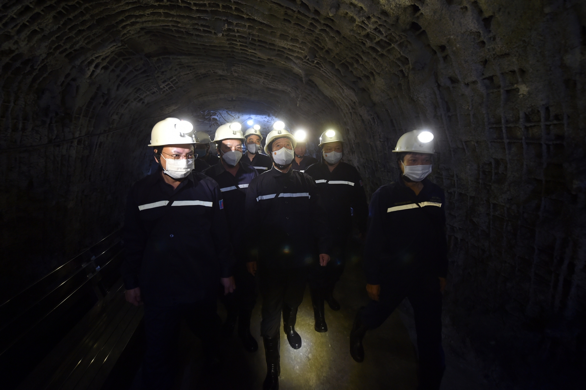 Chùm ảnh: Phó Thủ tướng Lê Văn Thành xuống hầm mỏ, động viên công nhân ngành Than