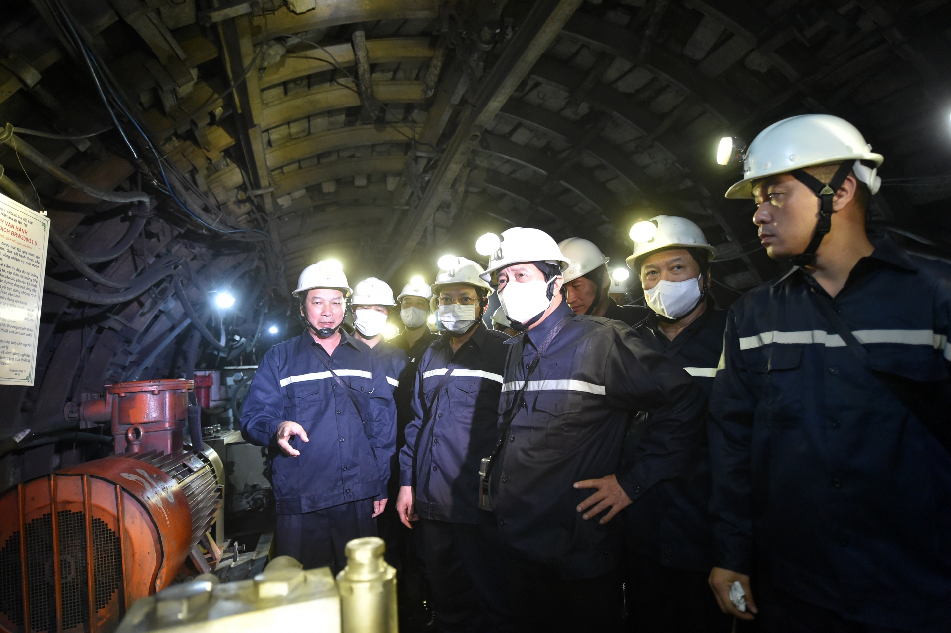 Chùm ảnh: Phó Thủ tướng Lê Văn Thành xuống hầm mỏ, động viên công nhân ngành Than