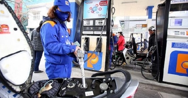 Giá xăng tăng lần thứ 5 liên tiếp, cao nhất trong 7 năm qua