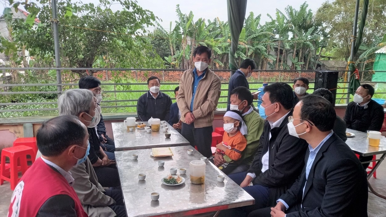 LĐLĐ tỉnh Thanh Hóa thăm hỏi gia đình công nhân tử vong sau khi tiêm vắc xin