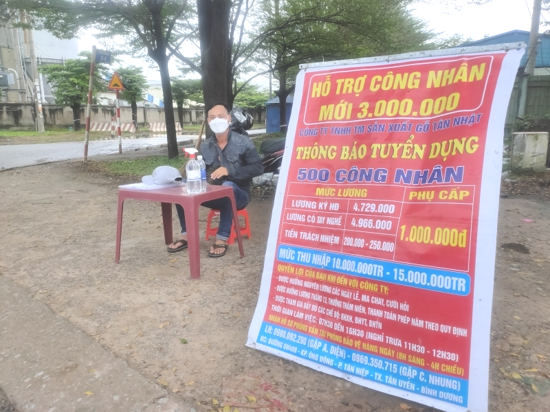 Thiếu lao động dịp cuối năm, nhiều doanh nghiệp ở Bình Dương ra đường tuyển dụng gấp Thiếu lao động dịp cuối năm, nhiều doanh nghiệp ở Bình Dương ra đường tuyển dụng gấp