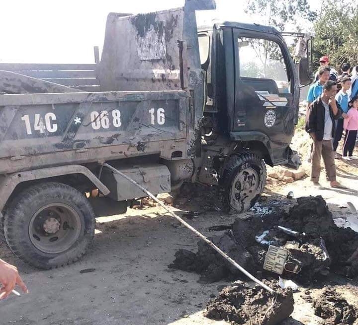 Lật xe tải chở bùn đất ở Quảng Ninh, nữ sinh lớp 10 nguy kịch vì bị vùi lấp lat xe tai cho bun dat o quang ninh nu sinh lop 10 nguy kich vi bi vui lap