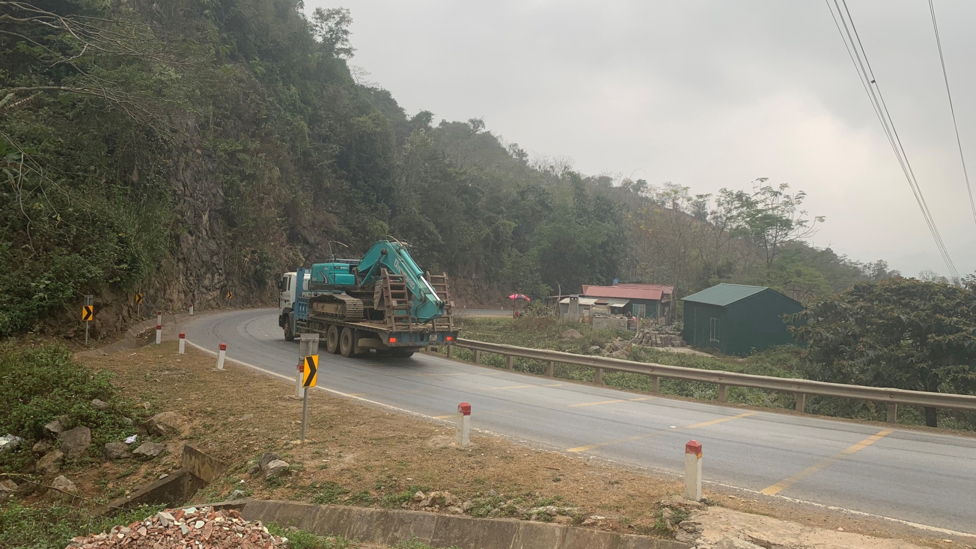 Cận cảnh những khúc cua "tử thần" trên Quốc lộ 6 Sơn La can canh nhung khuc cua tu than tren quoc lo 6 son la