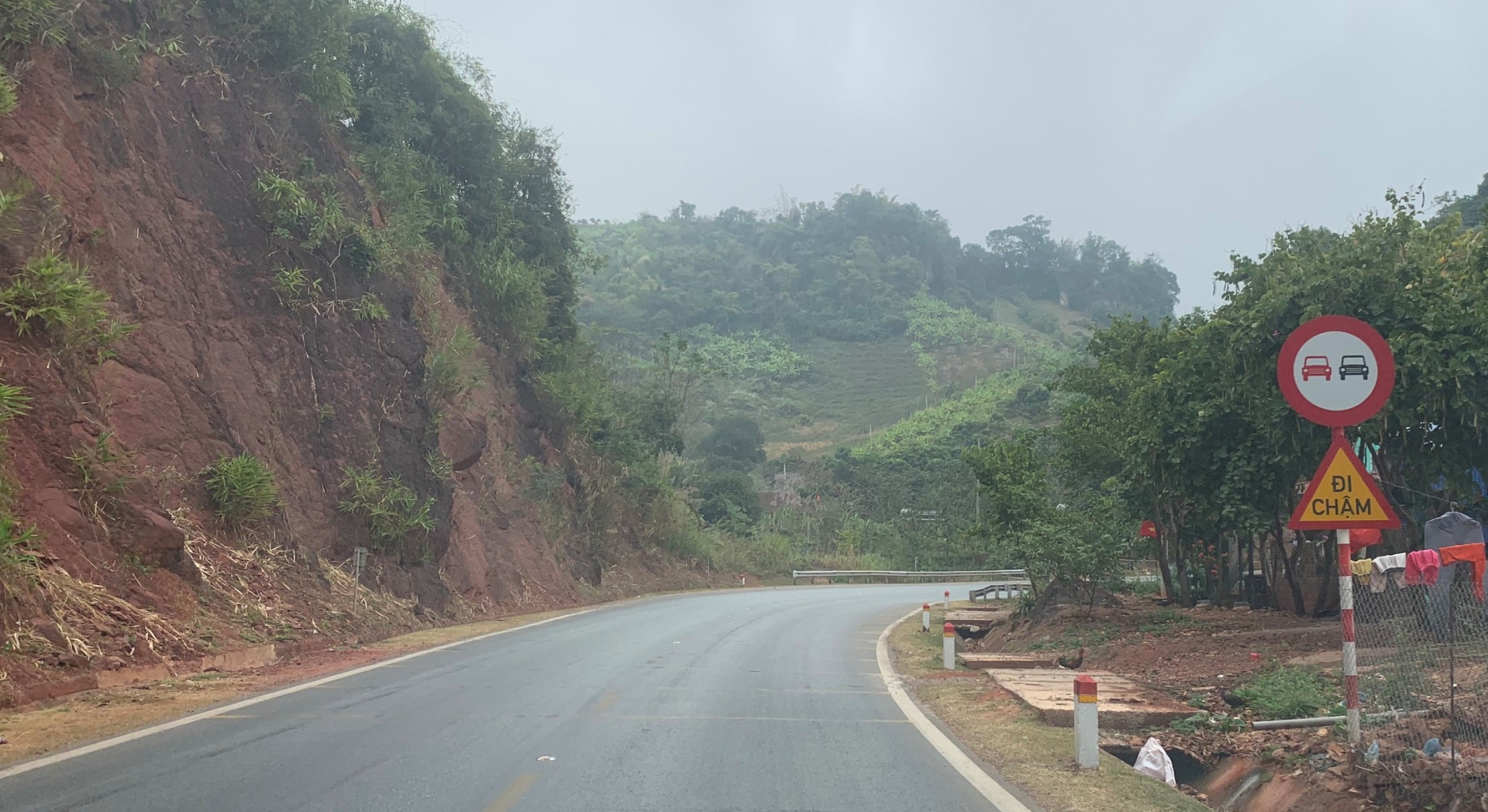 Cận cảnh những khúc cua "tử thần" trên Quốc lộ 6 Sơn La can canh nhung khuc cua tu than tren quoc lo 6 son la