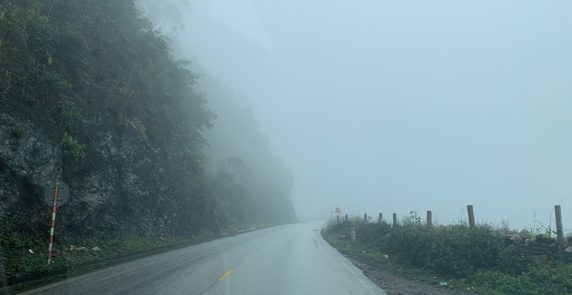 Cận cảnh những khúc cua "tử thần" trên Quốc lộ 6 Sơn La can canh nhung khuc cua tu than tren quoc lo 6 son la