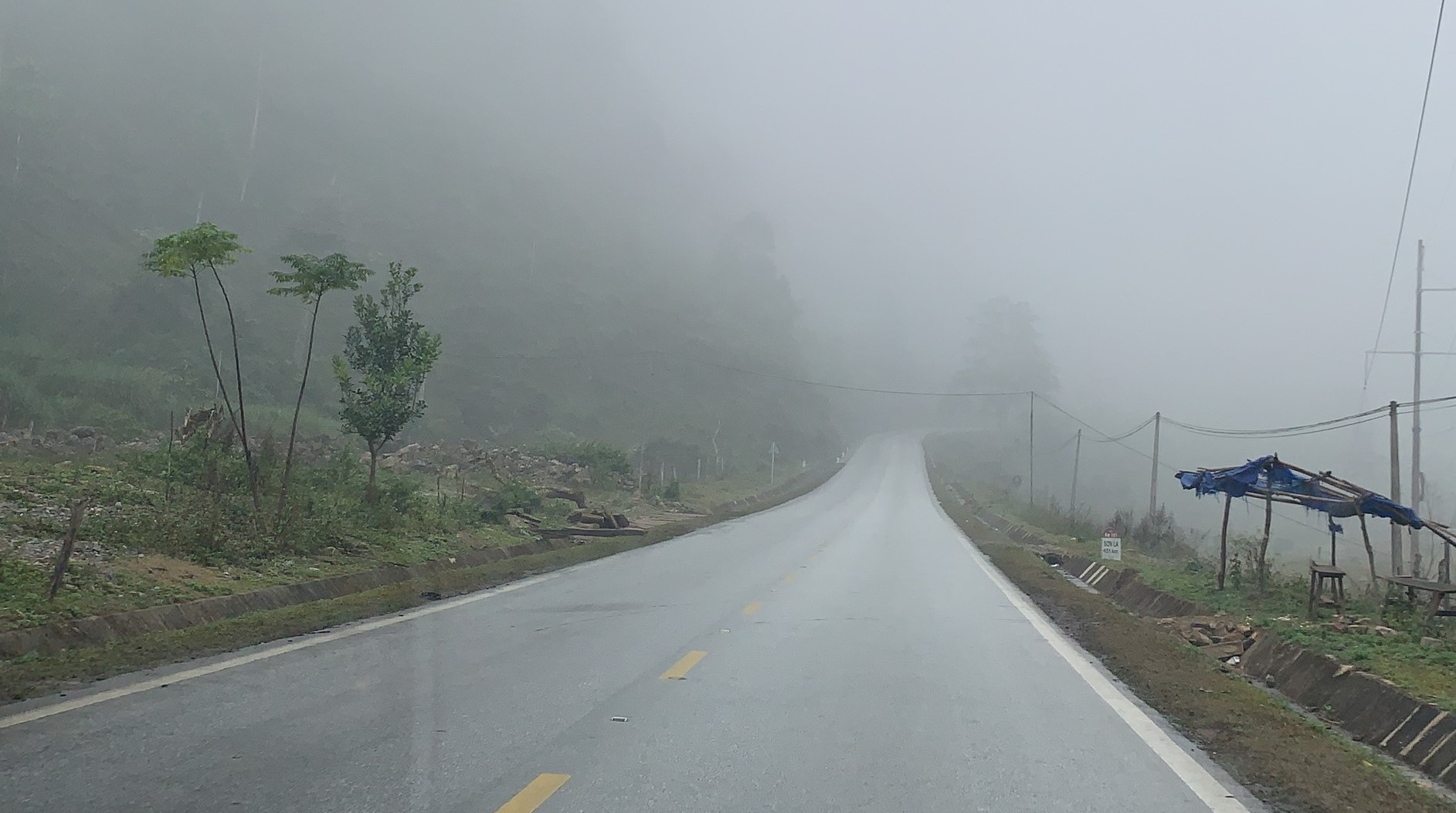 Cận cảnh những khúc cua "tử thần" trên Quốc lộ 6 Sơn La can canh nhung khuc cua tu than tren quoc lo 6 son la