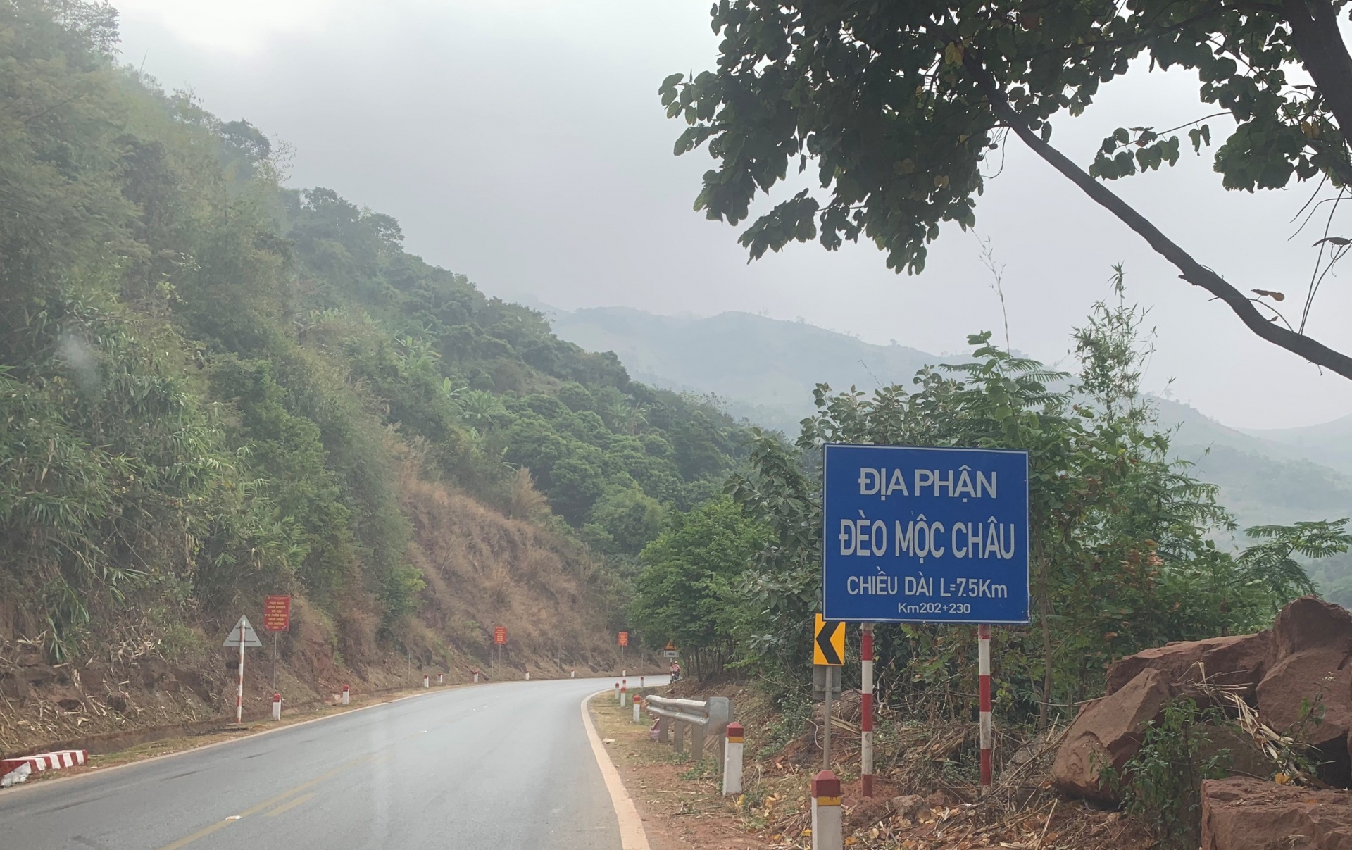 Cận cảnh những khúc cua "tử thần" trên Quốc lộ 6 Sơn La can canh nhung khuc cua tu than tren quoc lo 6 son la