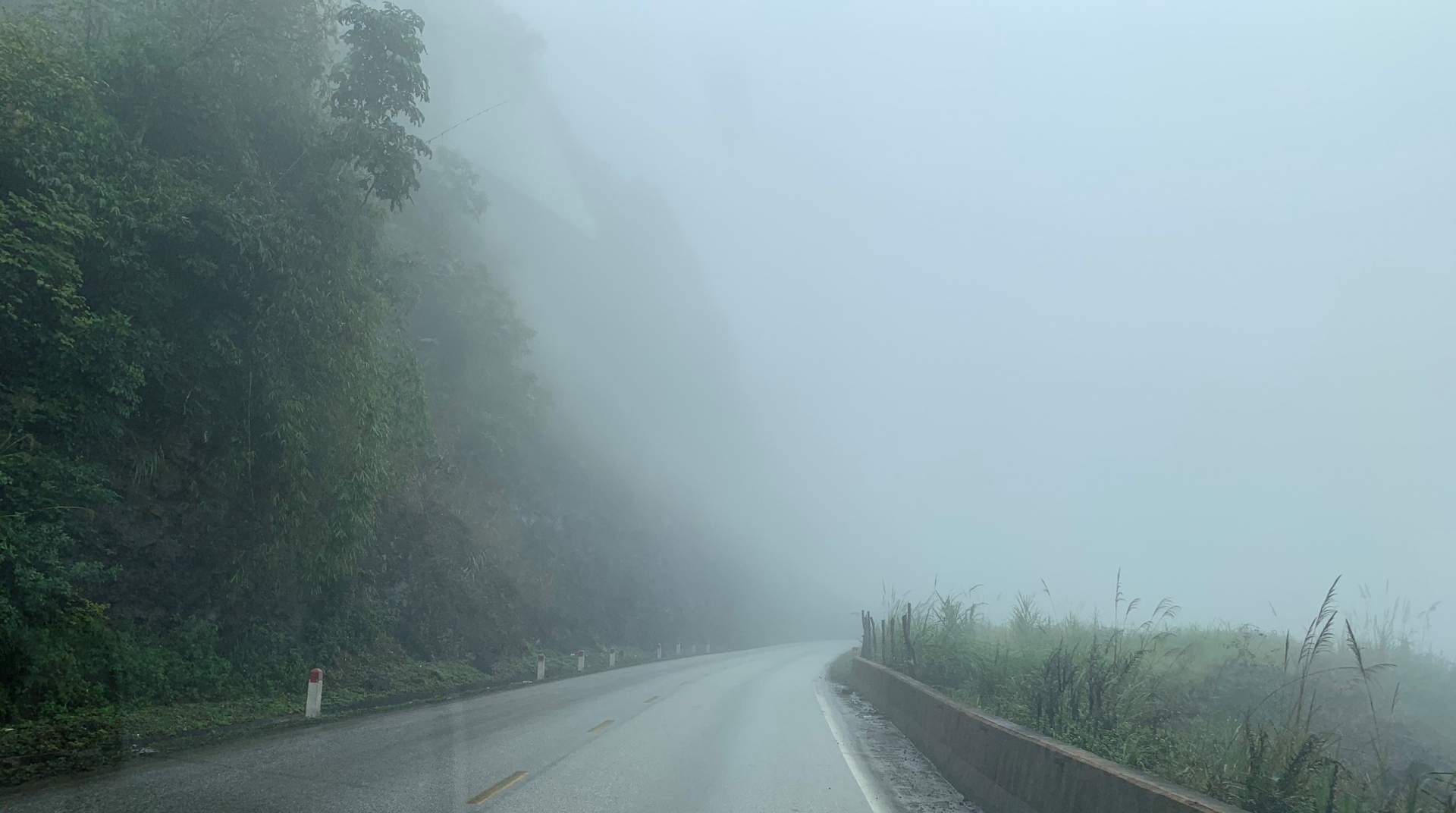 Cận cảnh những khúc cua "tử thần" trên Quốc lộ 6 Sơn La can canh nhung khuc cua tu than tren quoc lo 6 son la