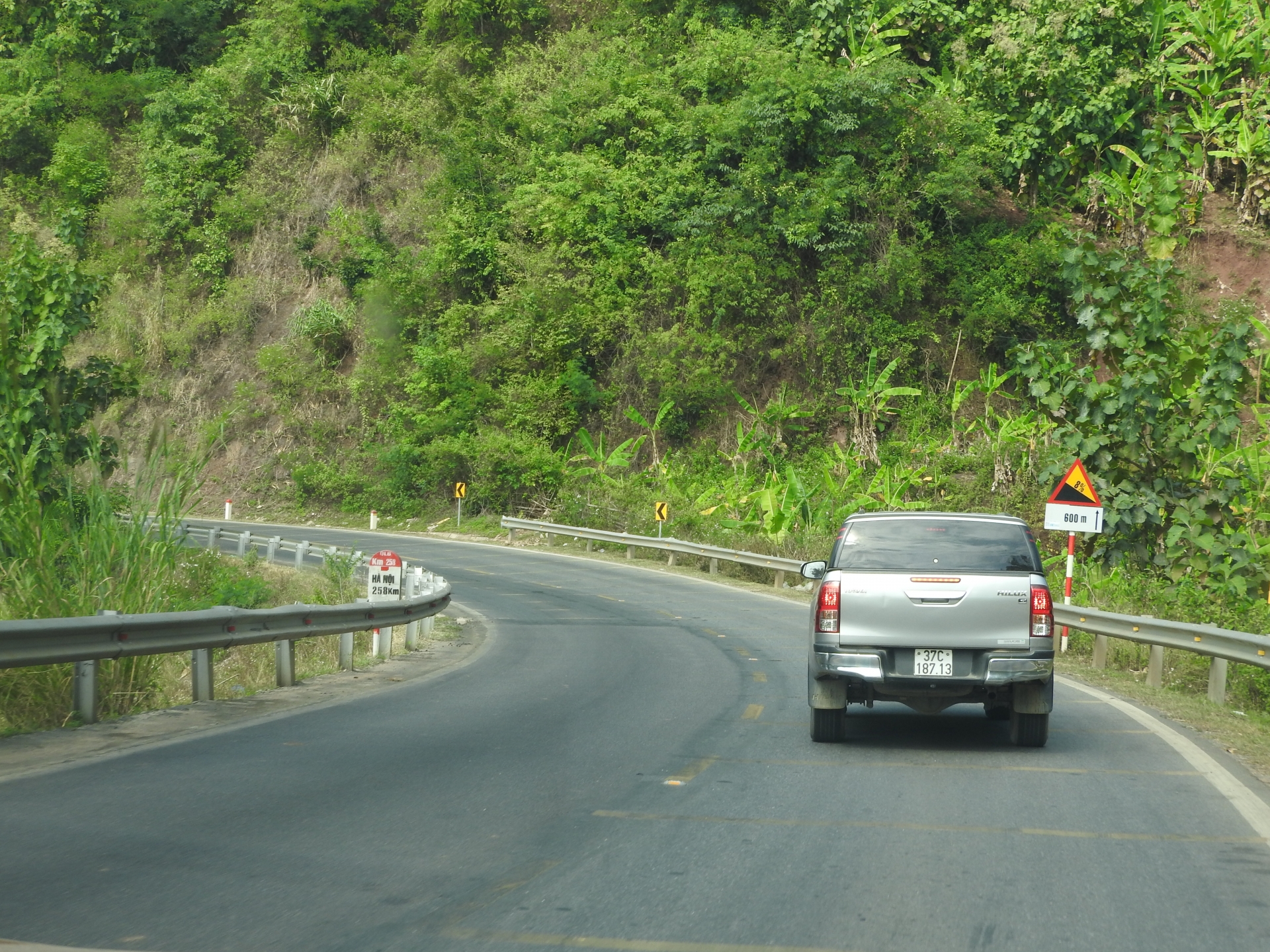 Cận cảnh những khúc cua "tử thần" trên Quốc lộ 6 Sơn La can canh nhung khuc cua tu than tren quoc lo 6 son la
