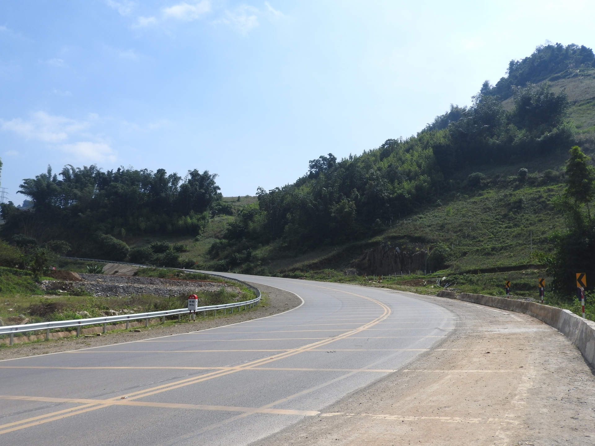 Cận cảnh những khúc cua "tử thần" trên Quốc lộ 6 Sơn La can canh nhung khuc cua tu than tren quoc lo 6 son la