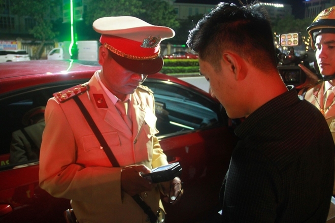 Xử phạt tài xế xe ô tô vi phạm nồng độ cồn ở mức độ cao nhất