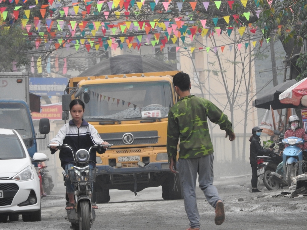 Cận cảnh những chiếc xe tải "phá nát" đường khiến người dân bức xúc can canh nhung chiec xe tai pha nat duong khien nguoi dan buc xuc