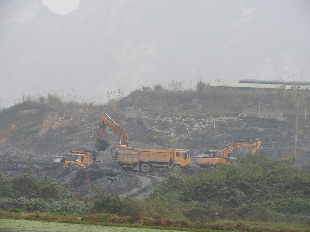 Cận cảnh những chiếc xe tải "phá nát" đường khiến người dân bức xúc can canh nhung chiec xe tai pha nat duong khien nguoi dan buc xuc