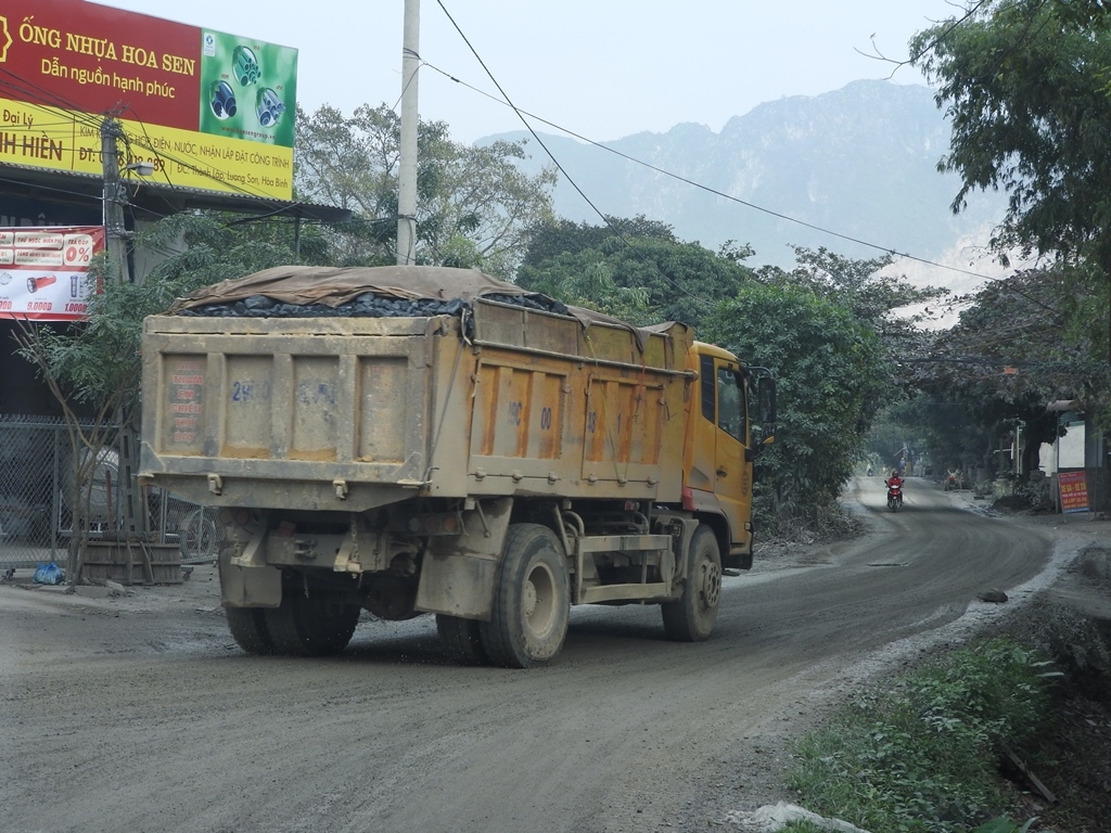 Cận cảnh những chiếc xe tải "phá nát" đường khiến người dân bức xúc can canh nhung chiec xe tai pha nat duong khien nguoi dan buc xuc