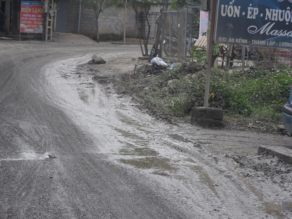 Cận cảnh những chiếc xe tải "phá nát" đường khiến người dân bức xúc can canh nhung chiec xe tai pha nat duong khien nguoi dan buc xuc