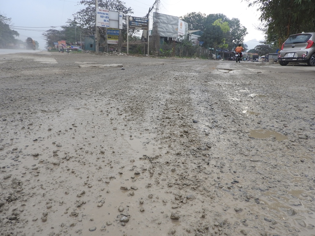 Cận cảnh những chiếc xe tải "phá nát" đường khiến người dân bức xúc can canh nhung chiec xe tai pha nat duong khien nguoi dan buc xuc