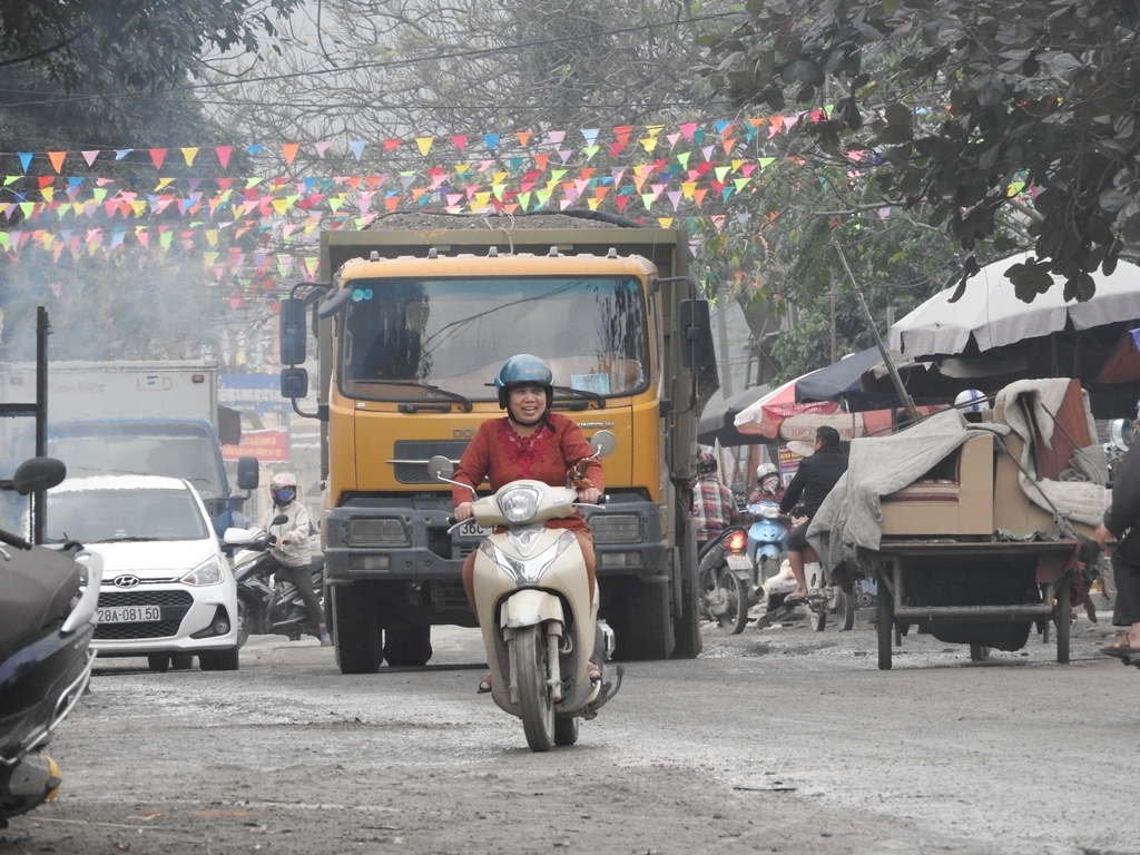 Cận cảnh những chiếc xe tải "phá nát" đường khiến người dân bức xúc can canh nhung chiec xe tai pha nat duong khien nguoi dan buc xuc