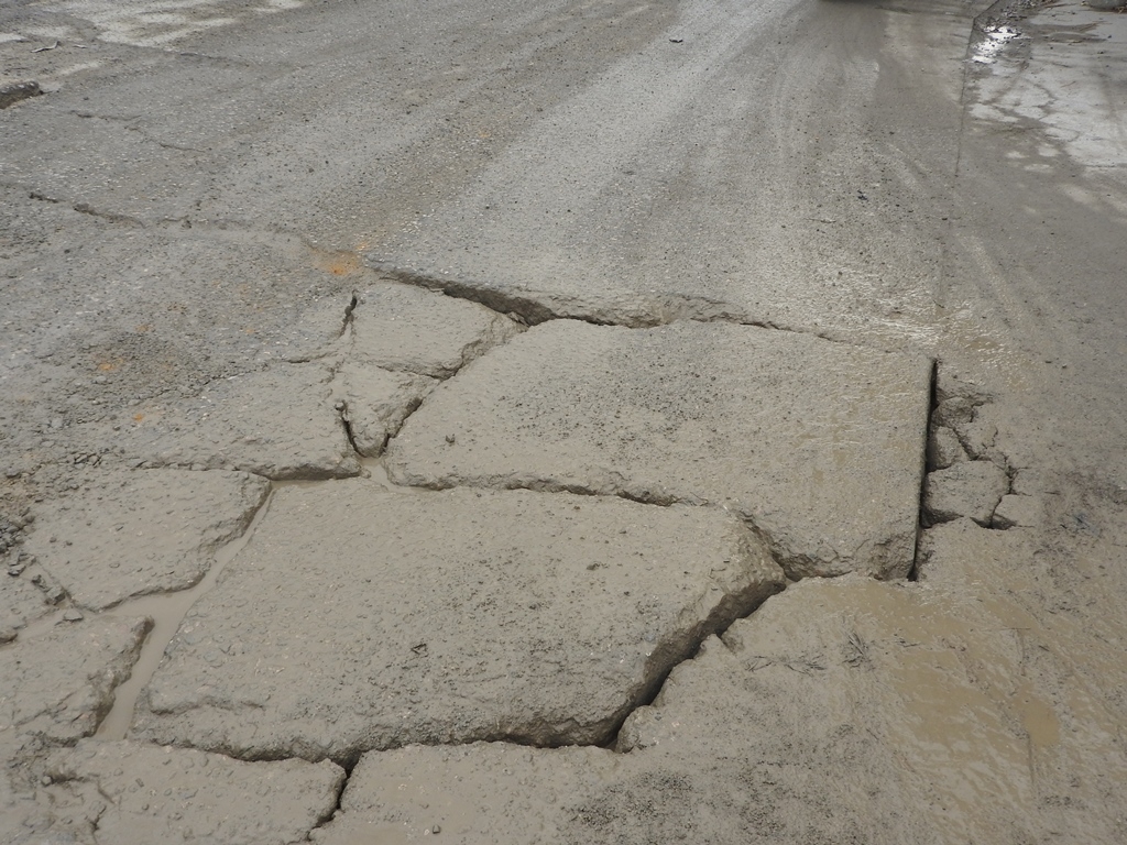 Cận cảnh những chiếc xe tải "phá nát" đường khiến người dân bức xúc can canh nhung chiec xe tai pha nat duong khien nguoi dan buc xuc