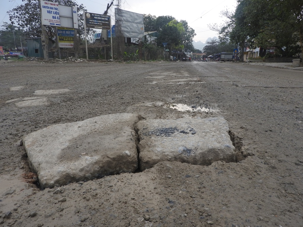 Cận cảnh những chiếc xe tải "phá nát" đường khiến người dân bức xúc can canh nhung chiec xe tai pha nat duong khien nguoi dan buc xuc