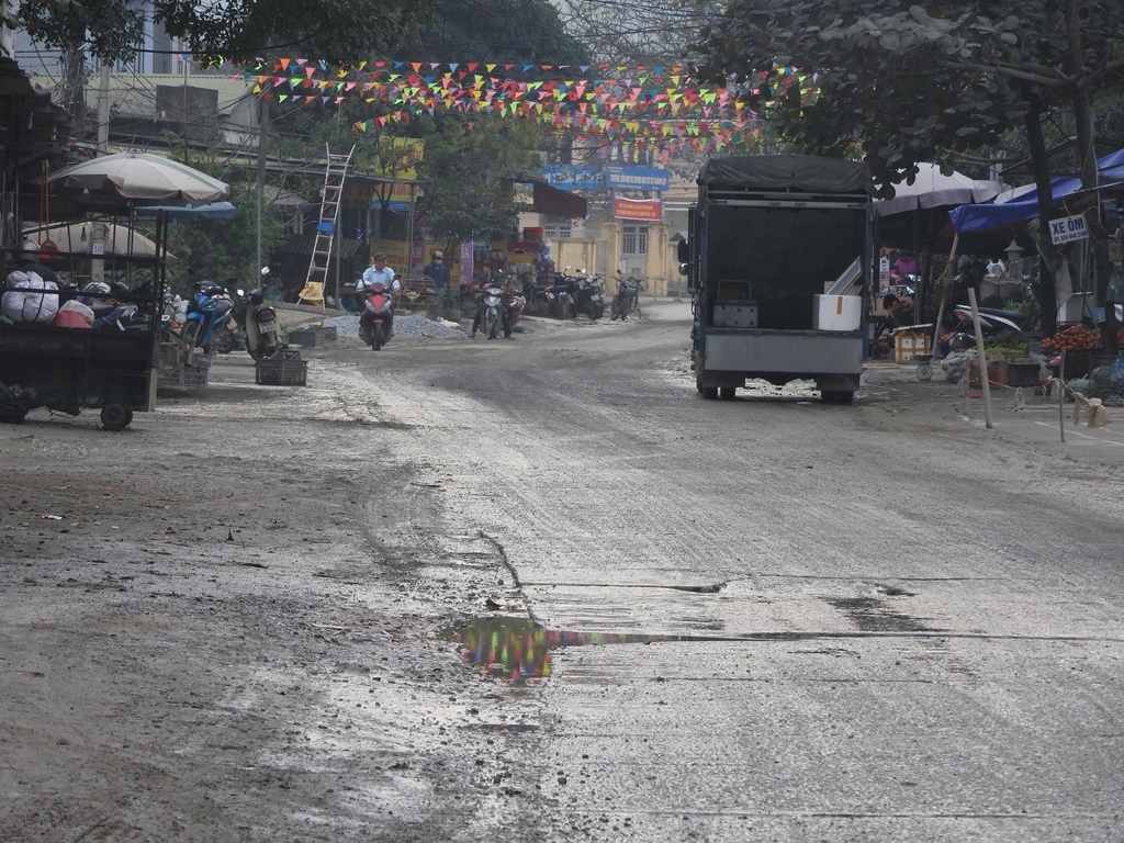 Cận cảnh những chiếc xe tải "phá nát" đường khiến người dân bức xúc can canh nhung chiec xe tai pha nat duong khien nguoi dan buc xuc