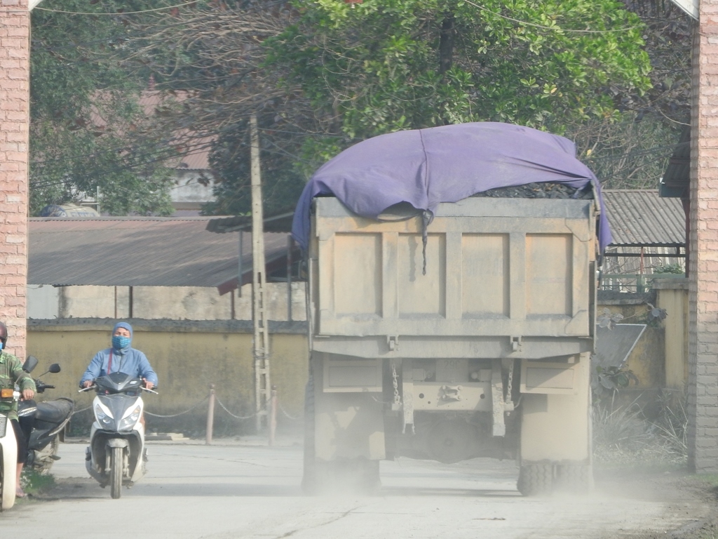 Cận cảnh những chiếc xe tải "phá nát" đường khiến người dân bức xúc can canh nhung chiec xe tai pha nat duong khien nguoi dan buc xuc