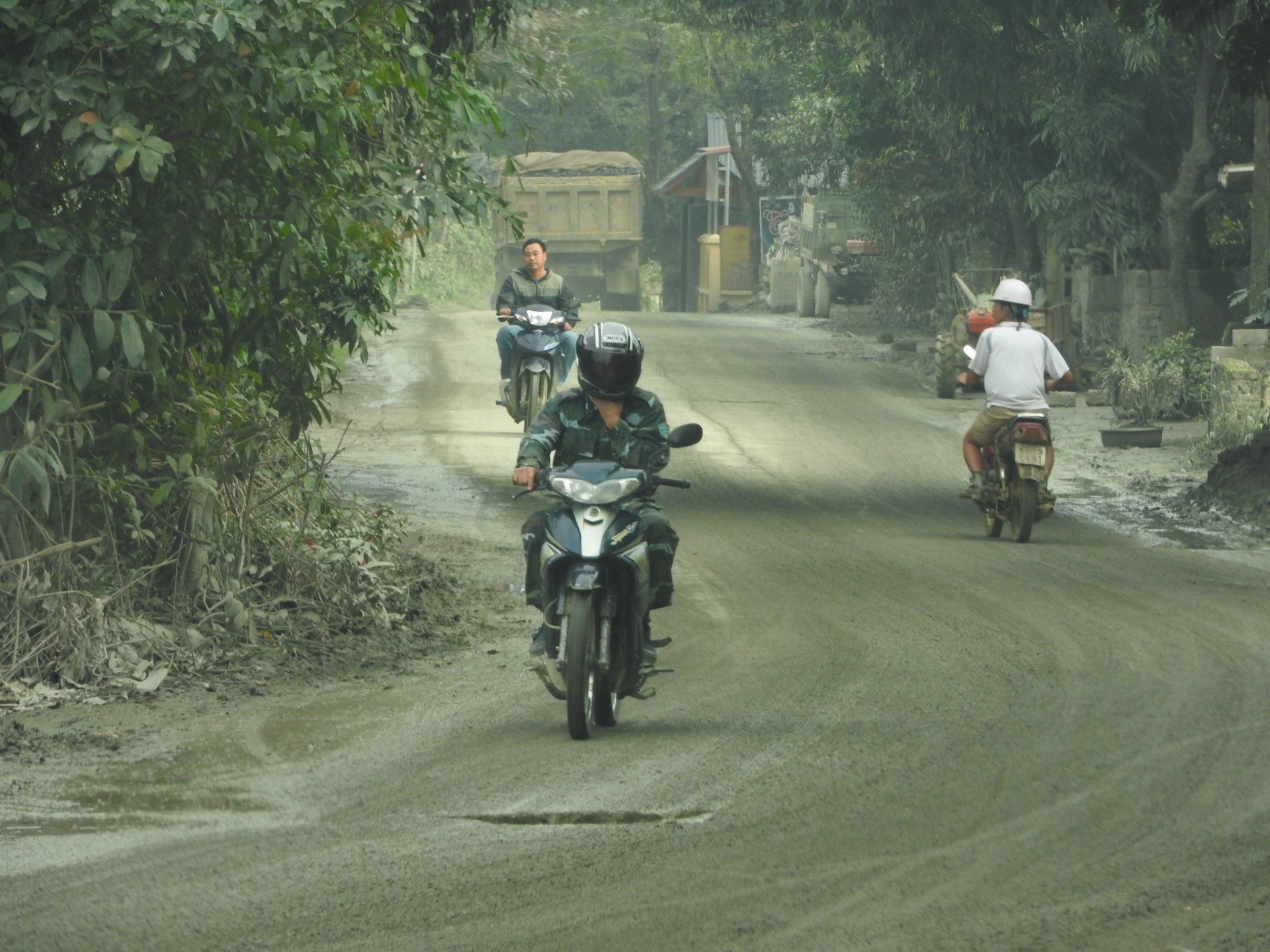 Cận cảnh những chiếc xe tải "phá nát" đường khiến người dân bức xúc can canh nhung chiec xe tai pha nat duong khien nguoi dan buc xuc