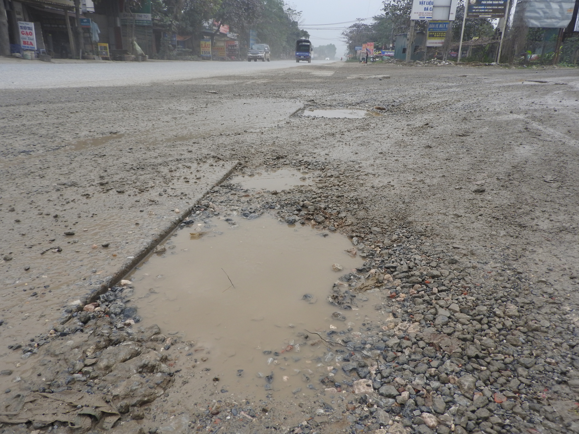 Cận cảnh những chiếc xe tải "phá nát" đường khiến người dân bức xúc can canh nhung chiec xe tai pha nat duong khien nguoi dan buc xuc