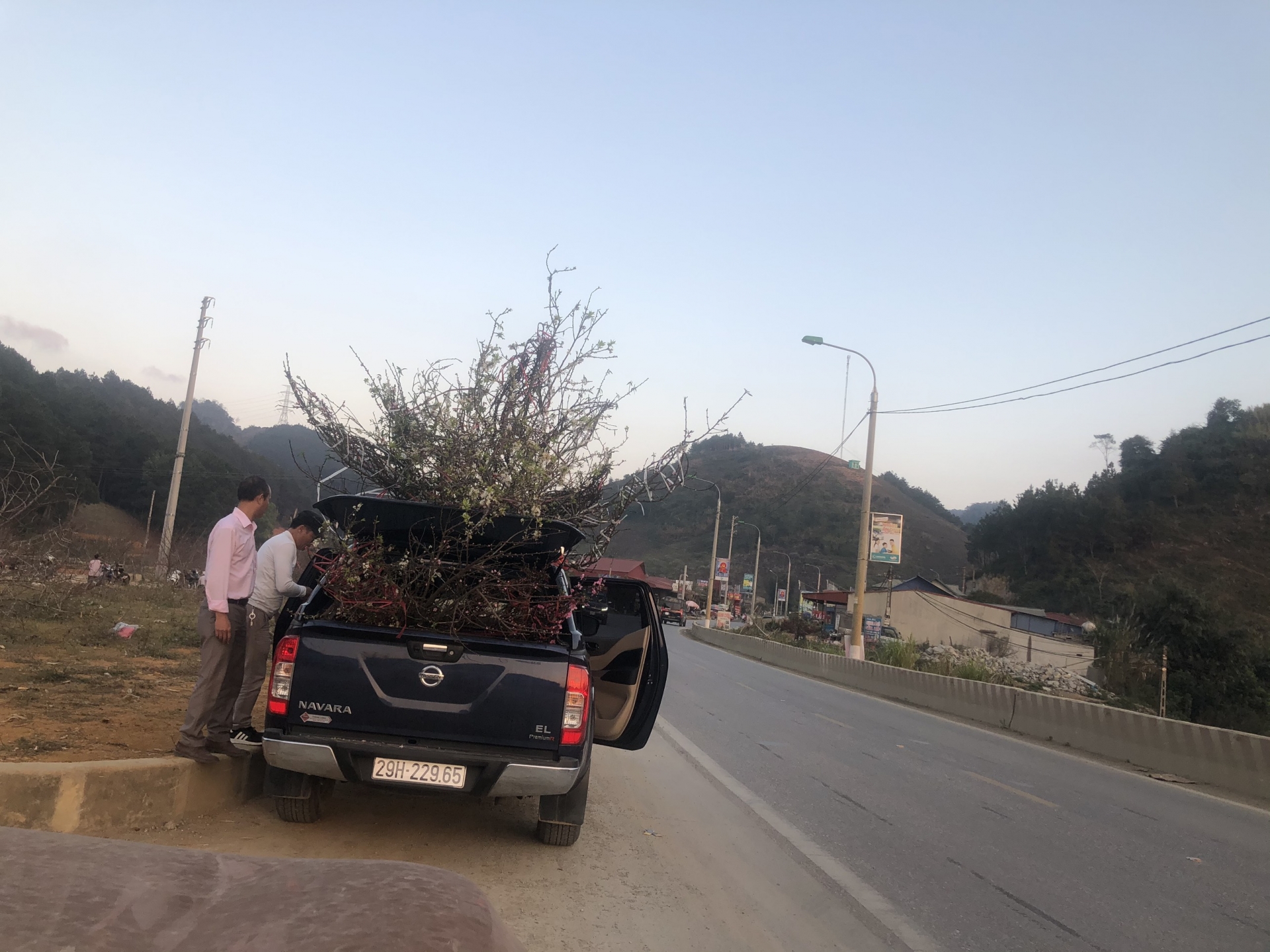 nhon nhip cho dao man rung doc quoc lo 6 nhung ngay giap tet