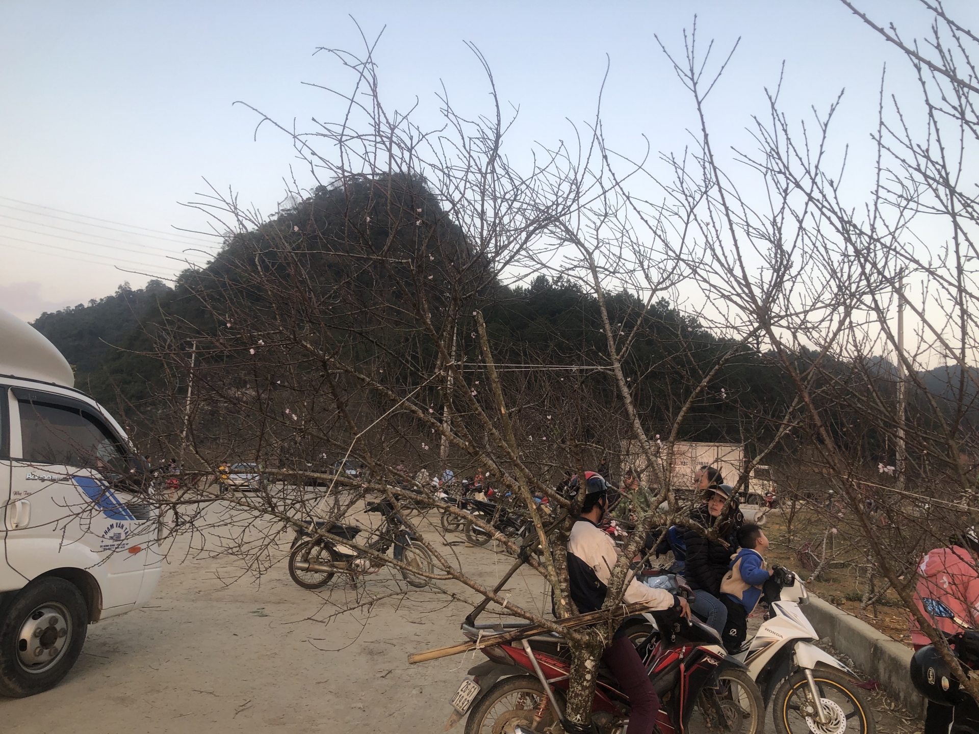 nhon nhip cho dao man rung doc quoc lo 6 nhung ngay giap tet