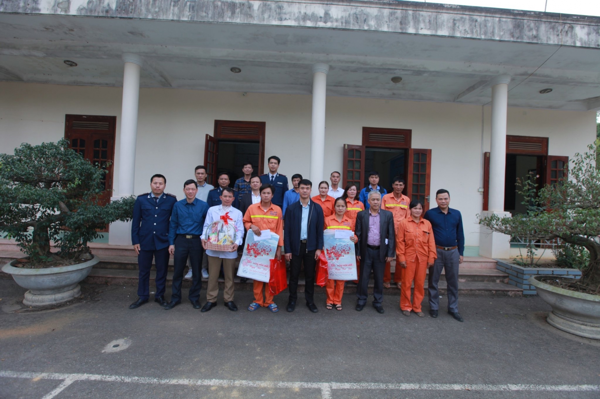 Những người công nhân thầm lặng, đảm bảo giao thông được thông suốt nhung nguoi cong nhan tham lang dam bao giao thong duoc thong suot