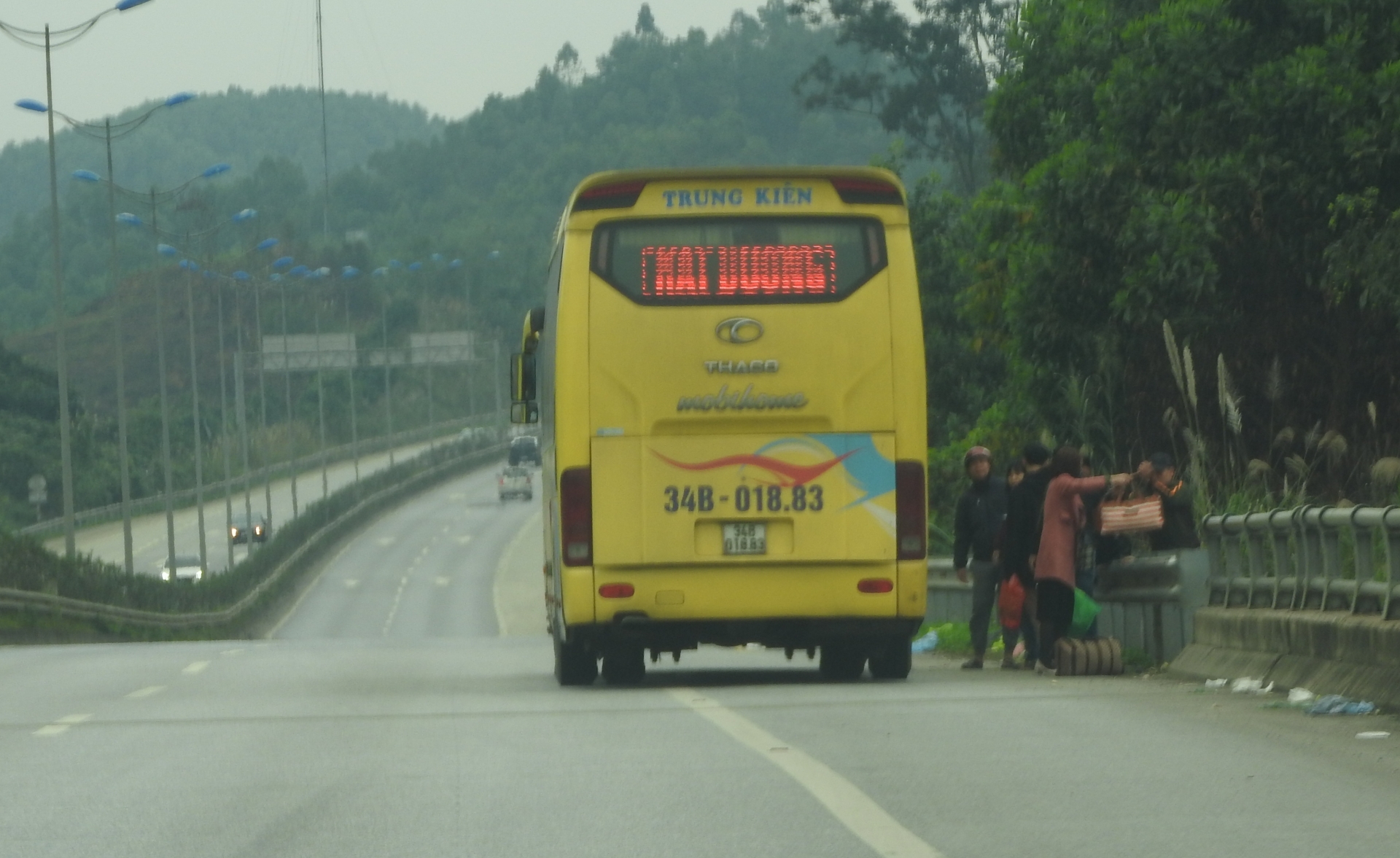 Mất ATGT từ việc dừng đỗ, đón trả khách trên cao tốc Hà Nội - Lào Cai mat atgt tu viec dung do don tra khach tren cao toc ha noi lao cai