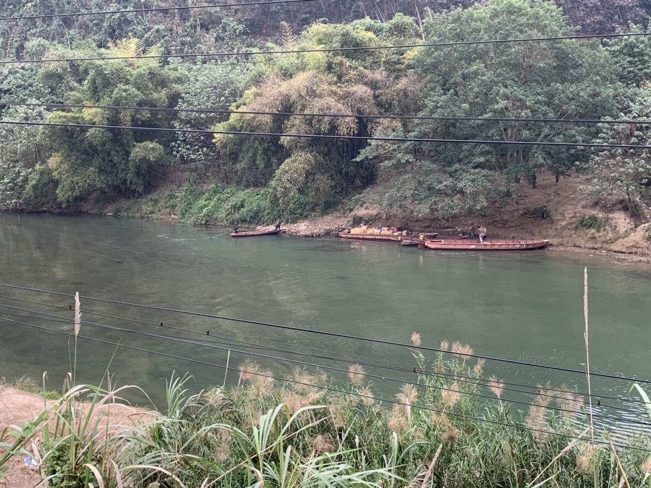 nguoi hang hoa van ngang nhien qua bien gioi khi dich corona dien bien phuc tap