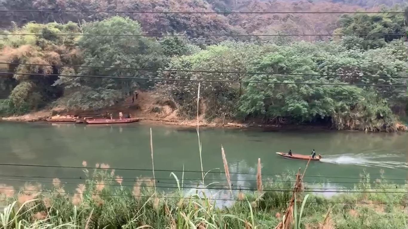 nguoi hang hoa van ngang nhien qua bien gioi khi dich corona dien bien phuc tap