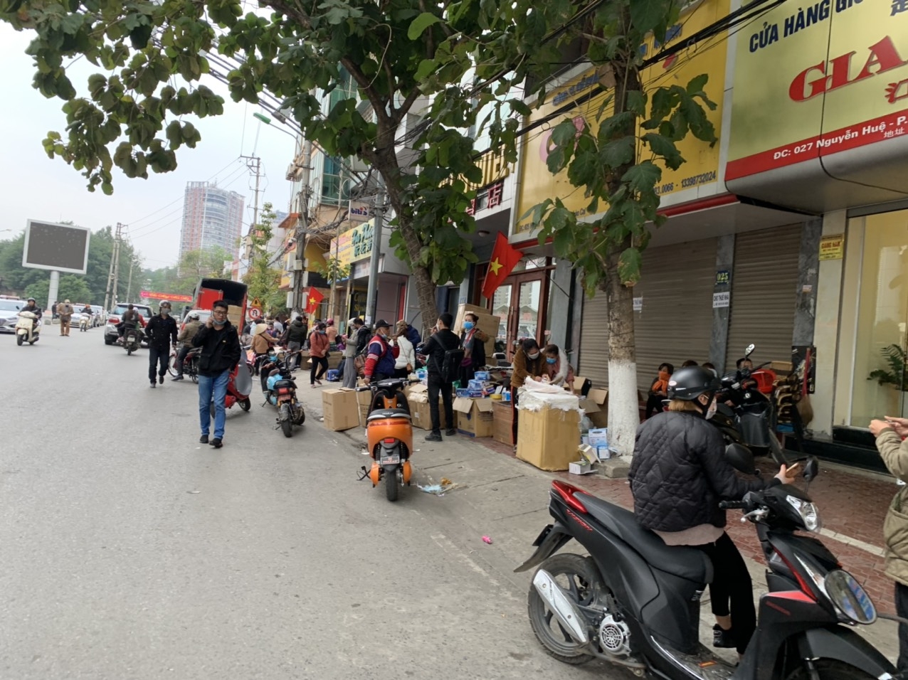 Nhộn nhịp "chợ" khẩu trang y tế tại cửa khẩu Quốc tế Lào Cai nhon nhip cho khau trang y te tai cua khau quoc te lao cai