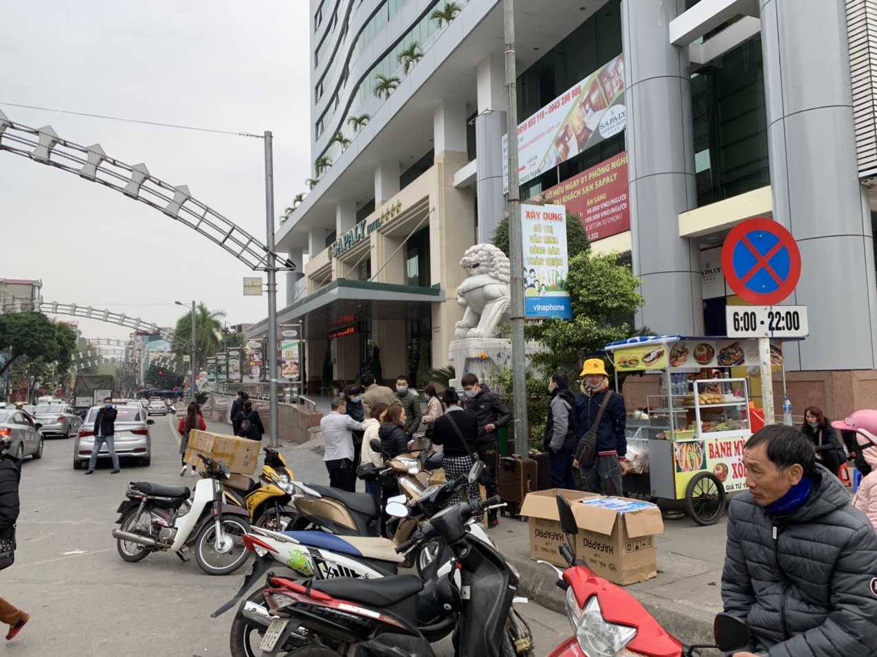 Nhộn nhịp "chợ" khẩu trang y tế tại cửa khẩu Quốc tế Lào Cai nhon nhip cho khau trang y te tai cua khau quoc te lao cai