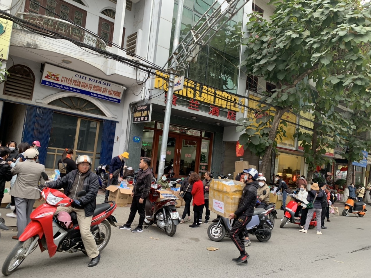 Nhộn nhịp "chợ" khẩu trang y tế tại cửa khẩu Quốc tế Lào Cai nhon nhip cho khau trang y te tai cua khau quoc te lao cai