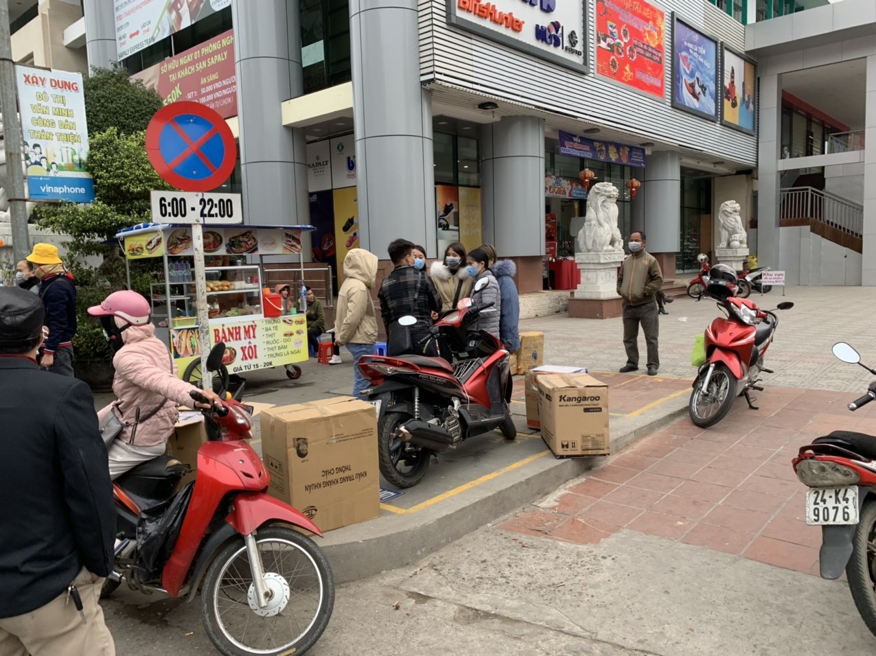 Nhộn nhịp "chợ" khẩu trang y tế tại cửa khẩu Quốc tế Lào Cai nhon nhip cho khau trang y te tai cua khau quoc te lao cai