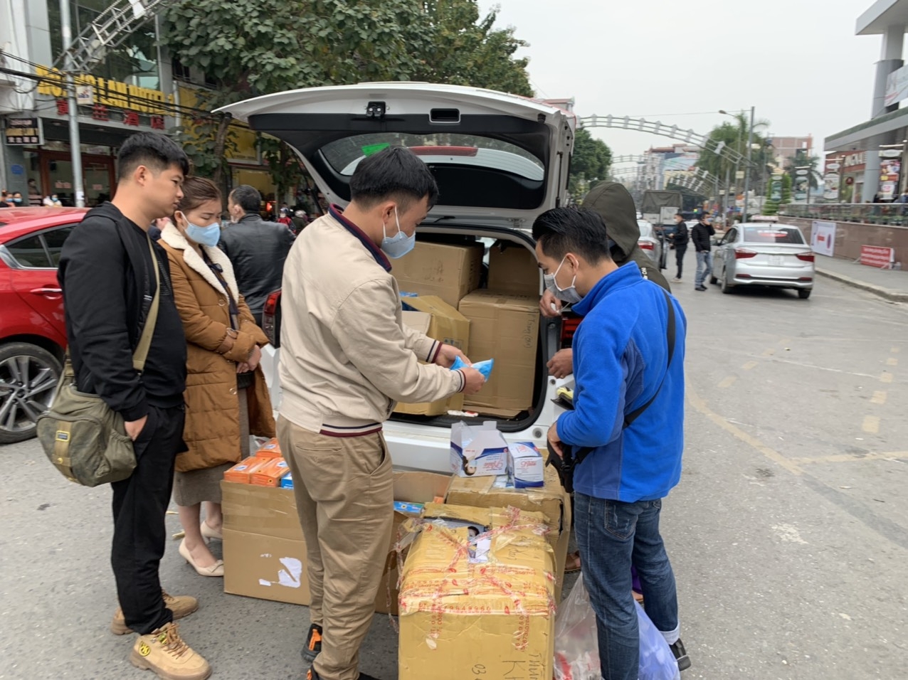 Nhộn nhịp "chợ" khẩu trang y tế tại cửa khẩu Quốc tế Lào Cai nhon nhip cho khau trang y te tai cua khau quoc te lao cai