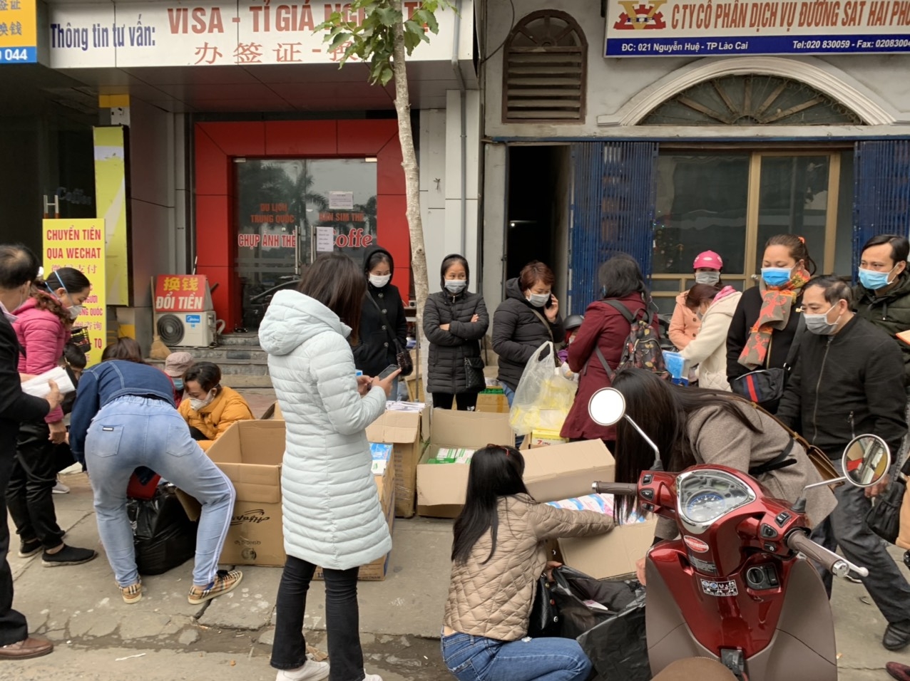 Nhộn nhịp "chợ" khẩu trang y tế tại cửa khẩu Quốc tế Lào Cai nhon nhip cho khau trang y te tai cua khau quoc te lao cai