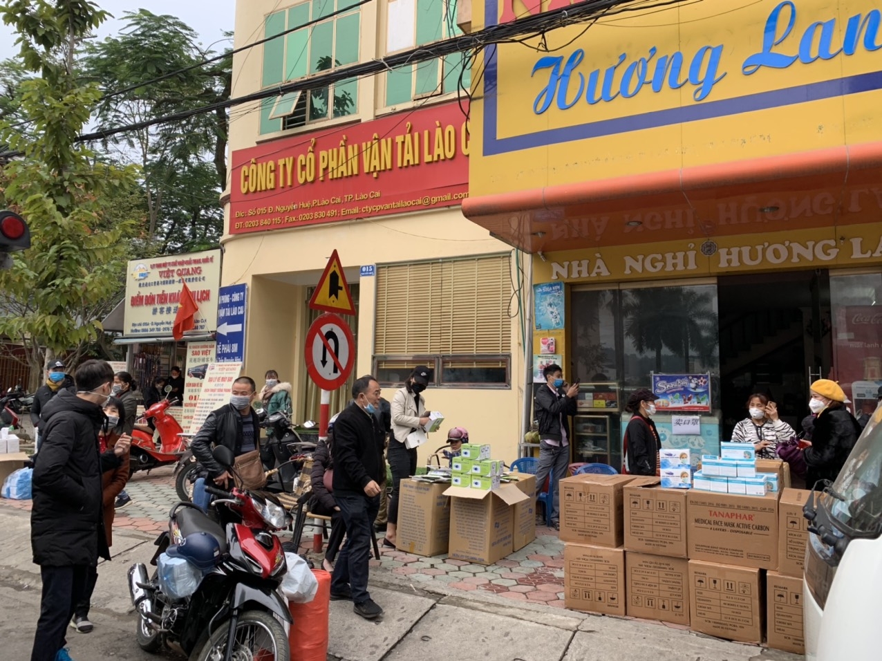 Nhộn nhịp "chợ" khẩu trang y tế tại cửa khẩu Quốc tế Lào Cai nhon nhip cho khau trang y te tai cua khau quoc te lao cai