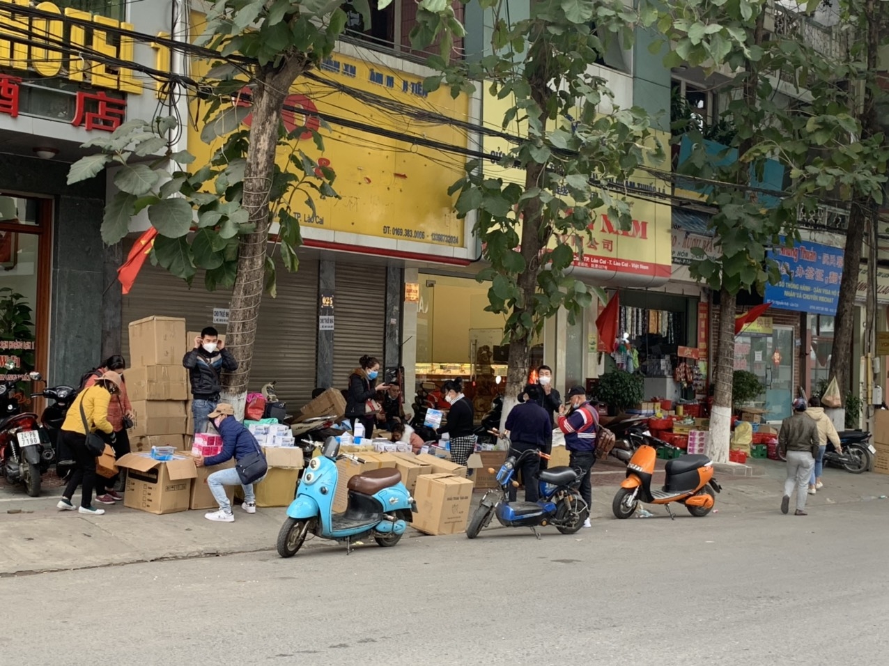 Nhộn nhịp "chợ" khẩu trang y tế tại cửa khẩu Quốc tế Lào Cai nhon nhip cho khau trang y te tai cua khau quoc te lao cai