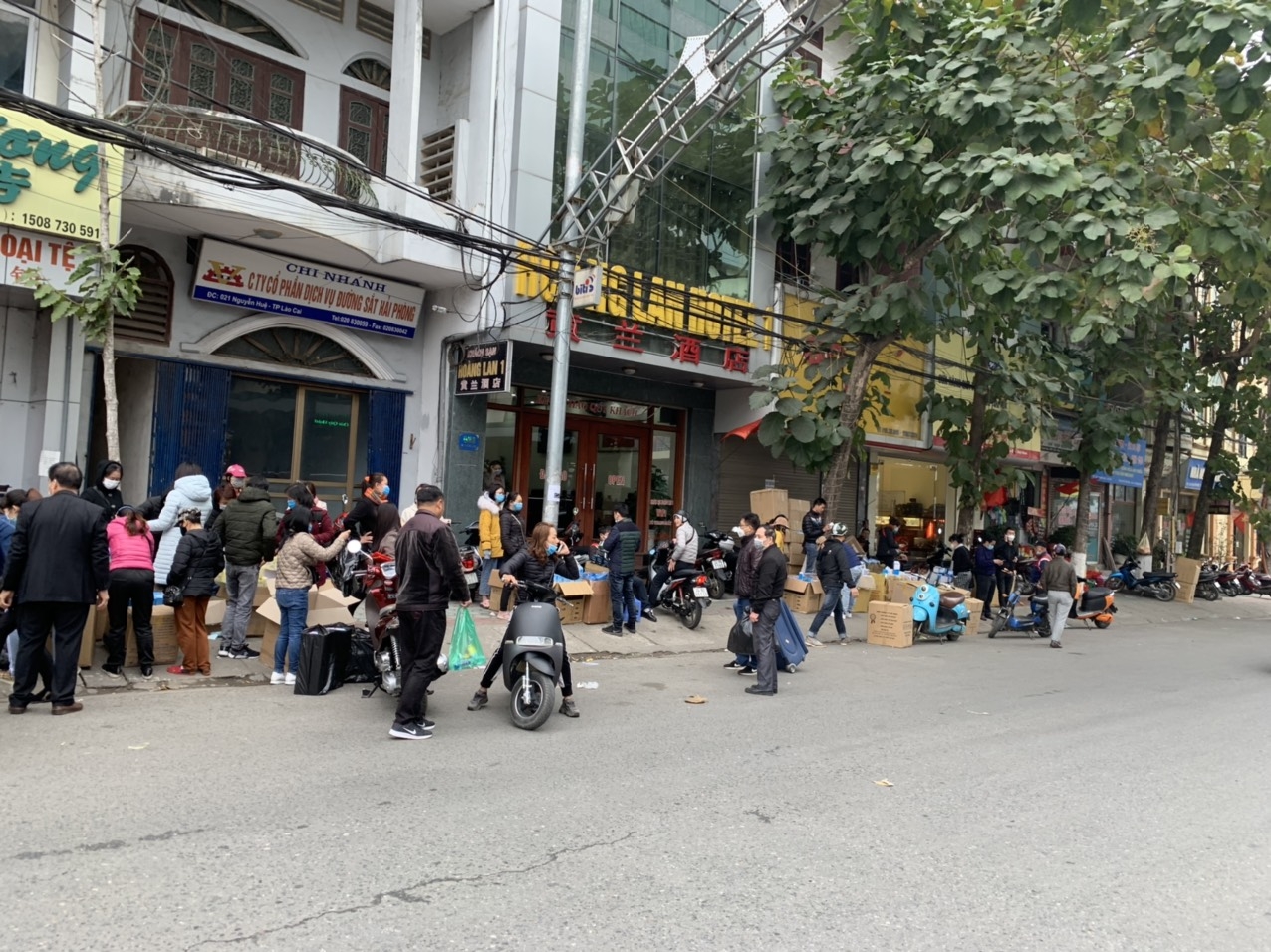 Nhộn nhịp "chợ" khẩu trang y tế tại cửa khẩu Quốc tế Lào Cai nhon nhip cho khau trang y te tai cua khau quoc te lao cai