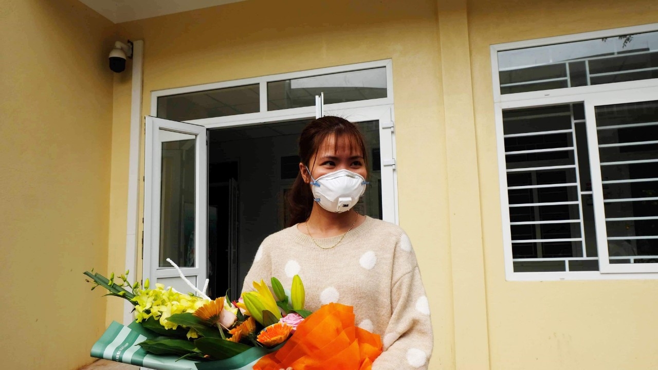 Nữ công nhân nhiễm virus corona được chữa khỏi như thế nào? nu cong nhan nhiem virus corona duoc chua khoi nhu the nao