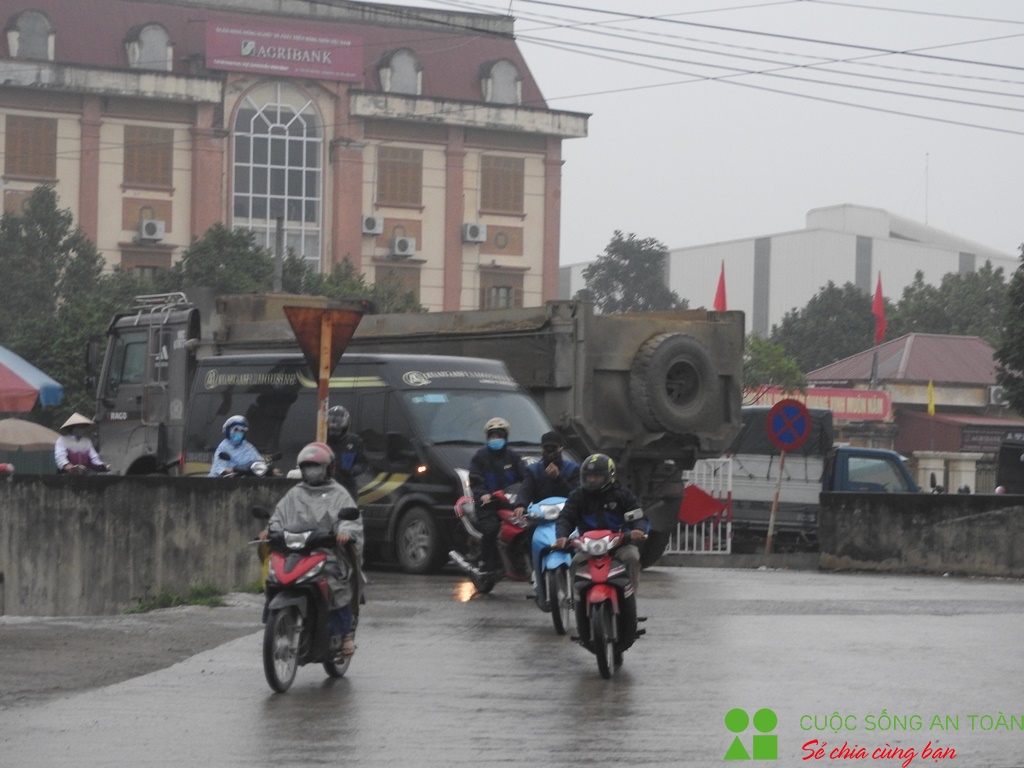 can canh nhung chiec xe co dau hieu qua tai tai khu vuc kcn gian khau