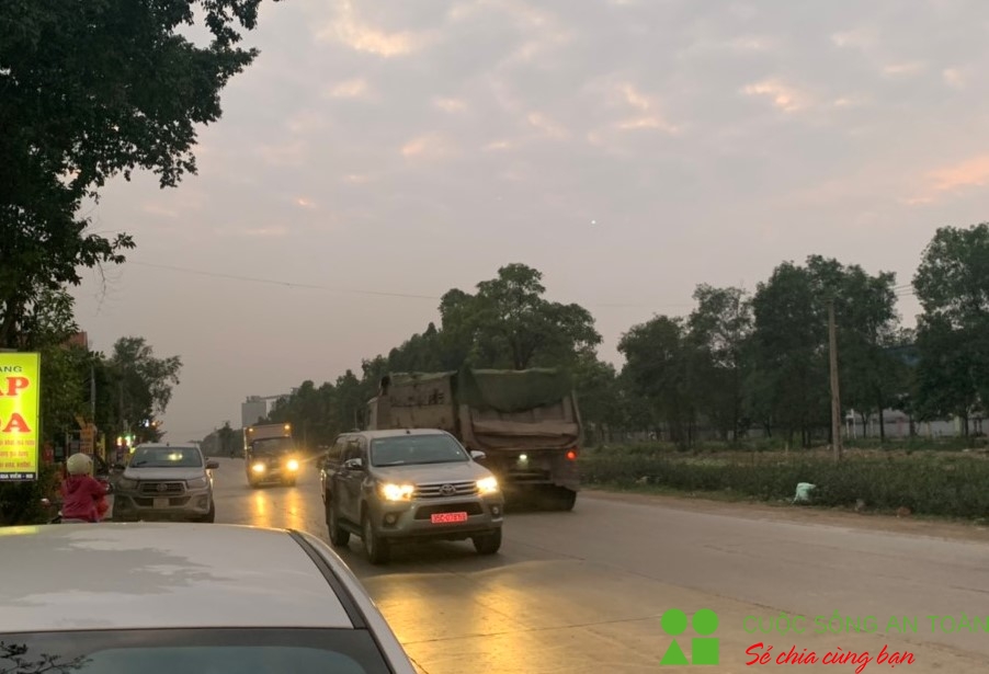 Lập lại trật tự ATGT trên tuyến Tỉnh lộ 477 đoạn qua KCN Gián Khẩu lap lai trat tu atgt tren tuyen tinh lo 477 doan qua kcn gian khau