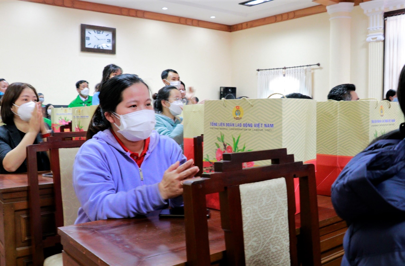 Phó Thủ tướng Vũ Đức Đam thăm hỏi và trao quà Tết cho hộ nghèo, CNLĐ gặp khó khăn